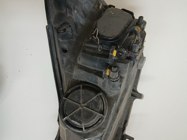 10139 Opel Corsa D 2006-2014 Lámpa , Fényszóró Használt Jobb első