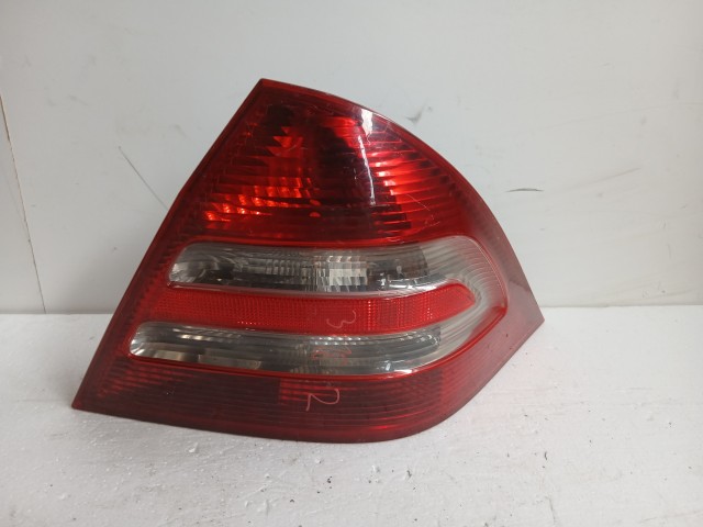 3182 Mercedes Benz C-Class W203 2000-2007 Lámpa , Fényszóró Használt  Jobb hátsó
