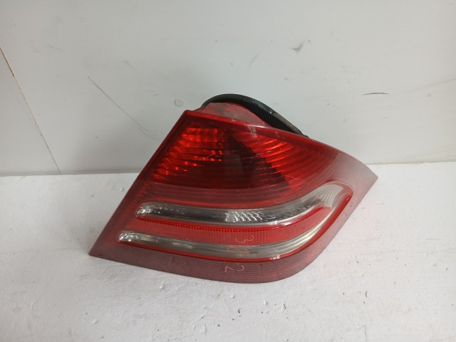 3182 Mercedes Benz C-Class W203 2000-2007 Lámpa , Fényszóró Használt  Jobb hátsó